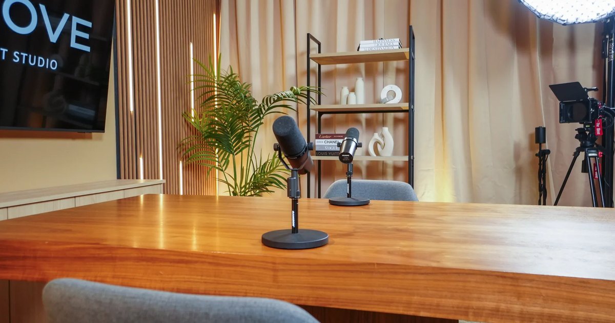 Micrófonos profesionales preparados para grabar un podcast en The Move Miami